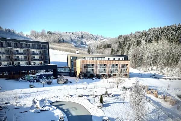 Verschneites 4 Sterne Familienhotel im Bayerischen Wald mit spielenden Kindern