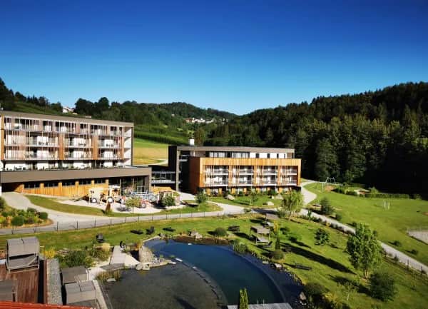 Familie reist mit öffentlichen Verkehrsmitteln nachhaltig zum Familienhotel Schreinerhof im Bayerischen Wald.