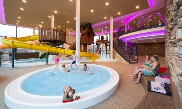 Familien erleben Spaß und Entspannung im Aquapark des Familienhotels Schreinerhof im Bayerischen Wald.
