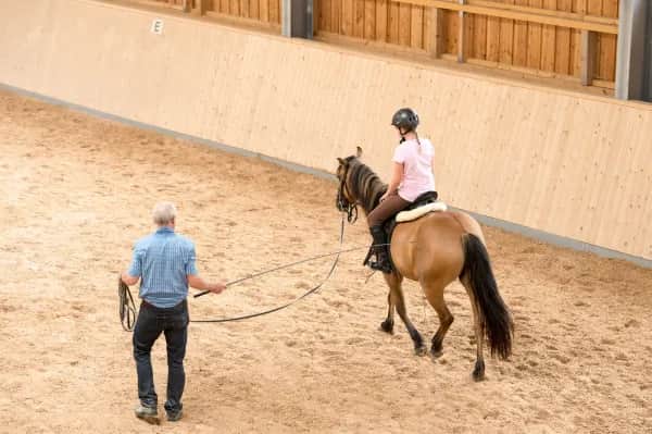 Kind beim Reiten im Familienhotel Schreinerhof im Bayerischen Wald – Reiturlaub für Familien und Pferdefans.