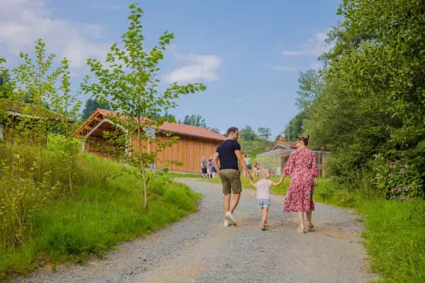 Familie genießt gemeinsame Offline-Zeit im Familienhotel Schreinerhof fernab von digitalen Ablenkungen.