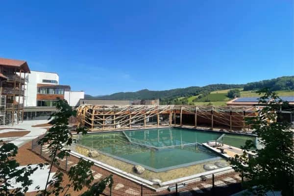 Neuer Naturteich zum wohlfühlen und entspannen im Familienhotel Schreinerhof