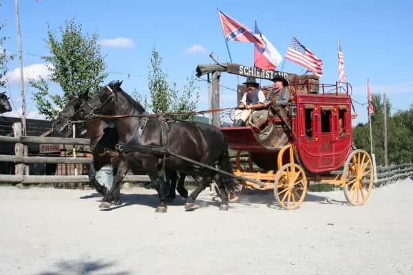 Familie besucht die Westernstadt Pullman City nahe dem Familienhotel Schreinerhof
