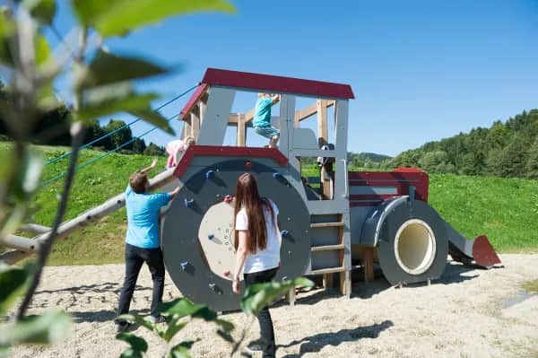 Familie genießt sonnigen Septembertag im Familienhotel im Bayerischen Wald