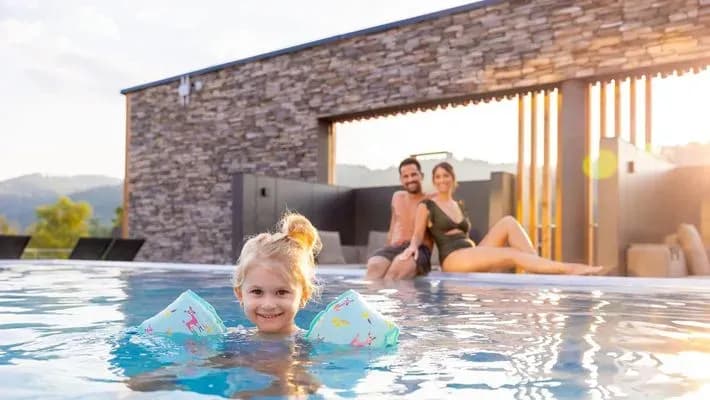 Babyhotel mit Schwimmkurs und Kleinkindbetreuung in Bayern