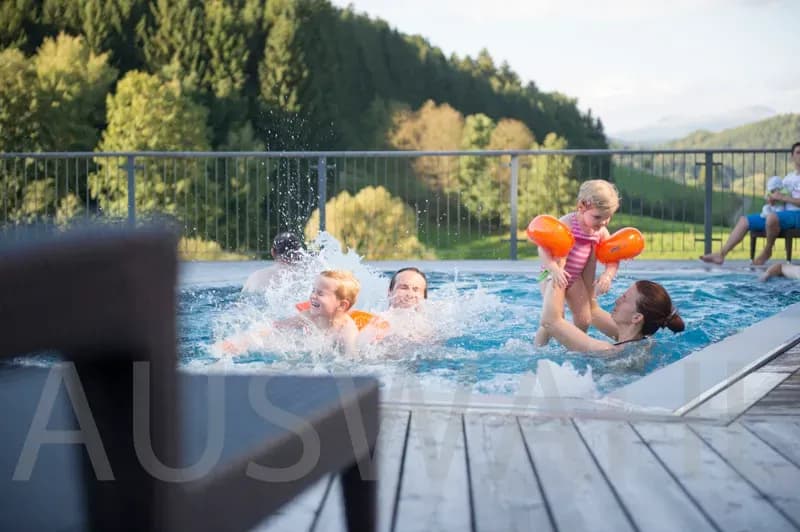 Kinder beim Schwimmen