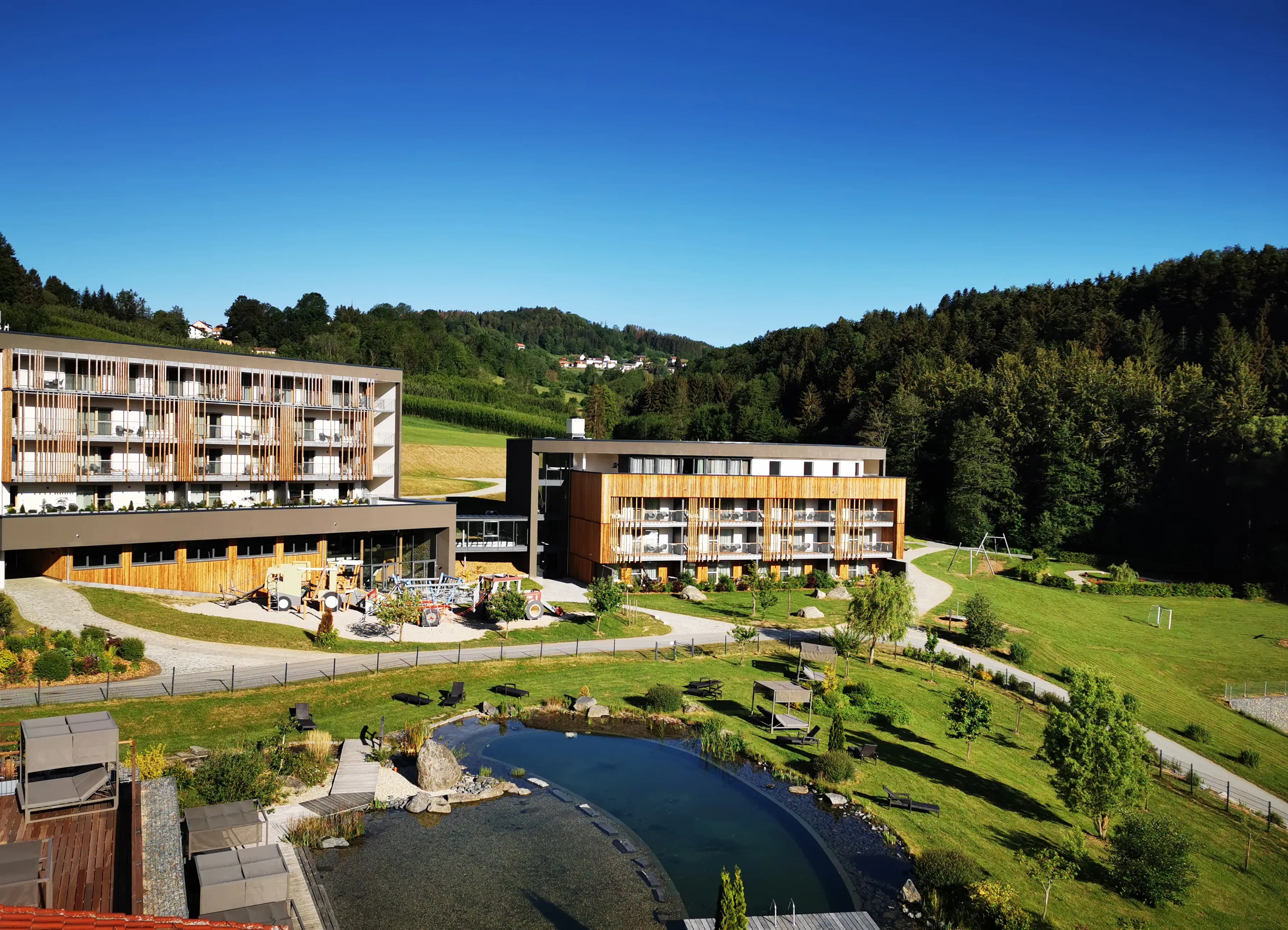 Familien genießen ihren ersten Urlaub im kinderfreundlichen Familienhotel Schreinerhof mit Spielplatz, Pool und Naturerlebnissen im Bayerischen Wald.