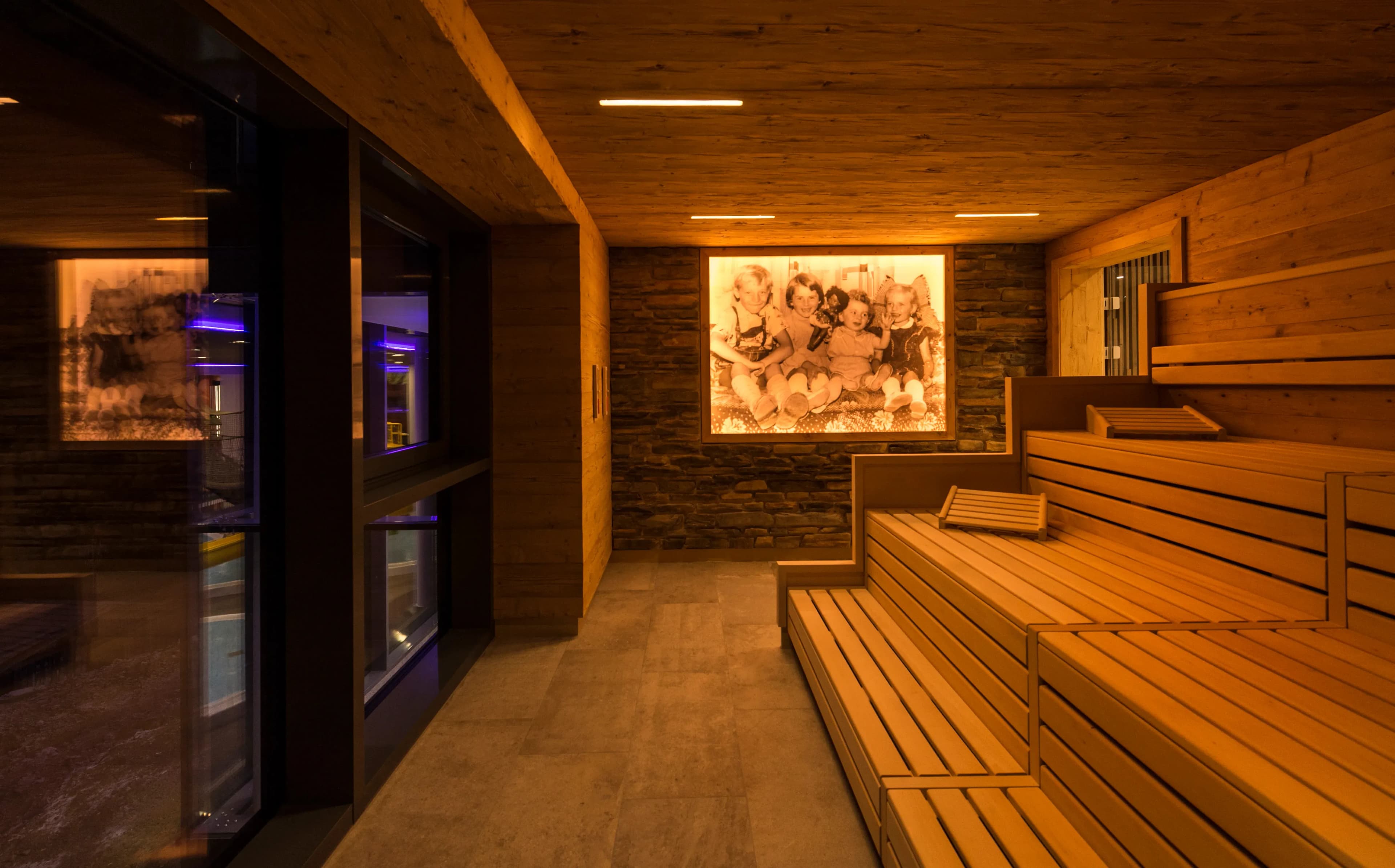 Saunalandschaft bei Nacht im Familienhotel Schreinerhof 