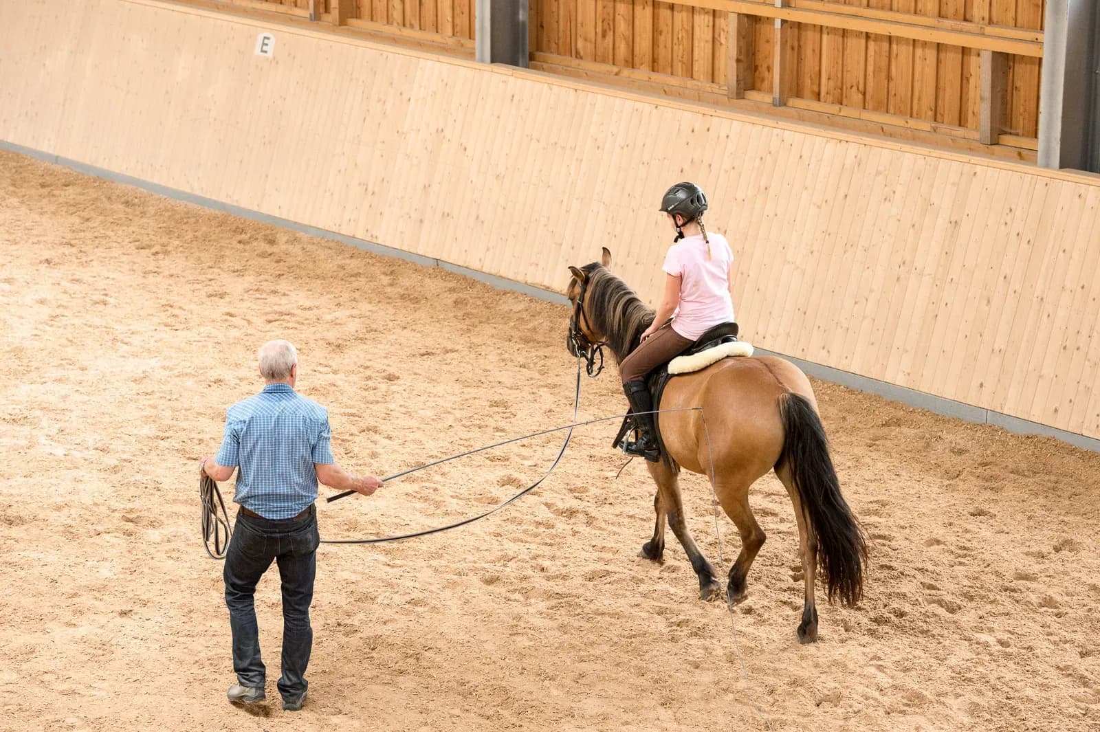 Kind reitet auf einem Pony im Familienhotel Schreinerhof im Bayerischen Wald.