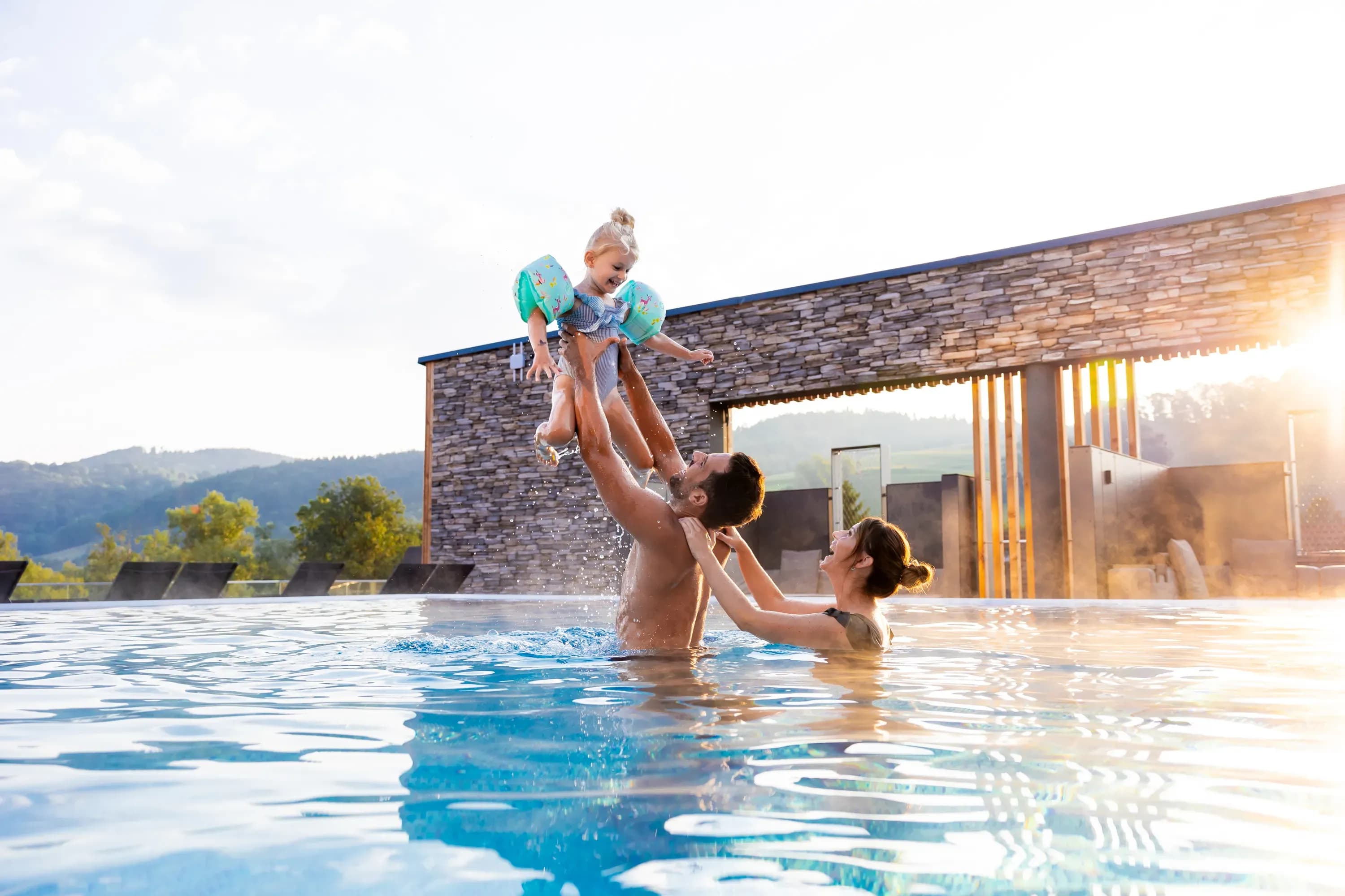 Familie erlebt nachhaltigen, entschleunigten Urlaub im Familienhotel Schreinerhof im Bayerischen Wald.