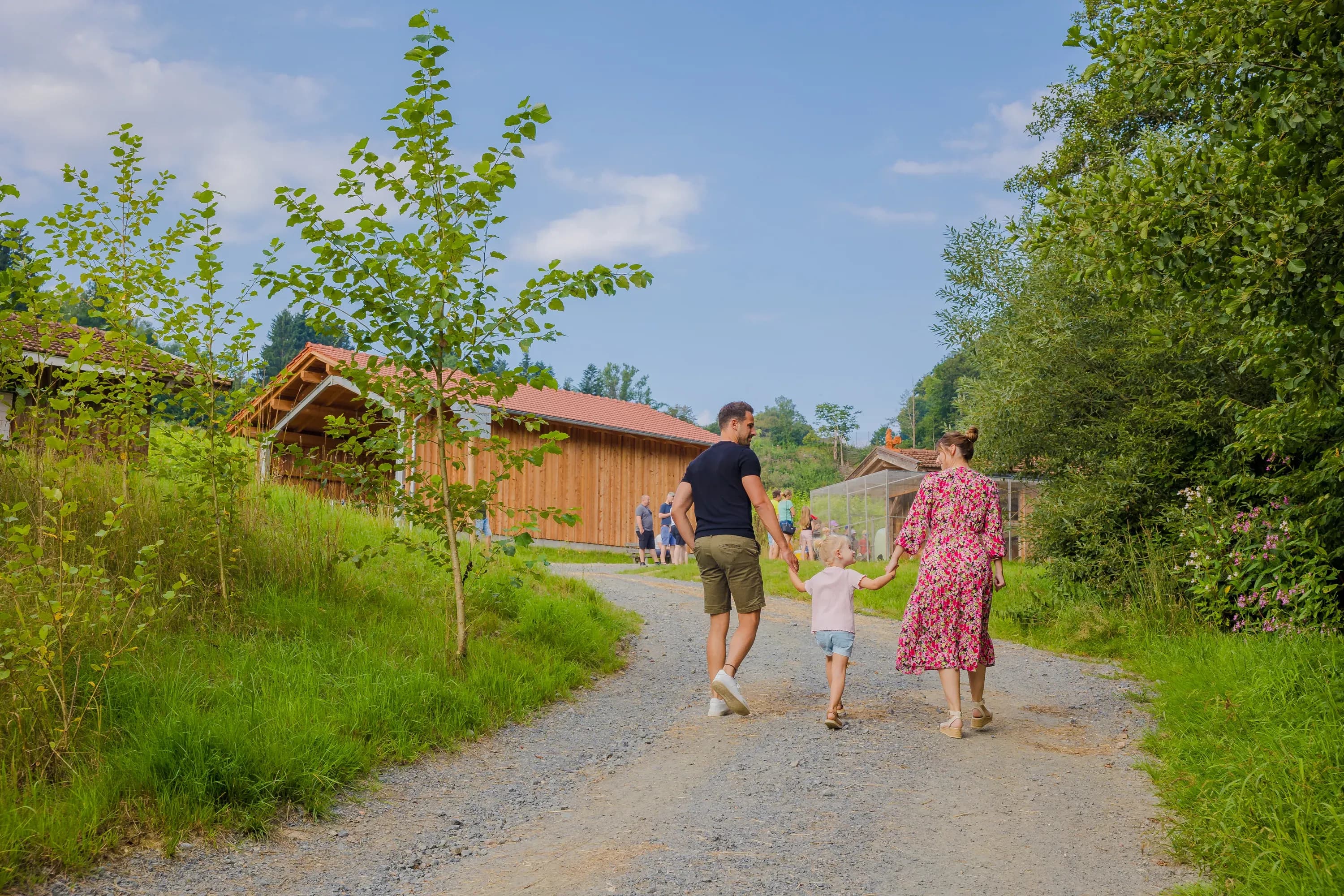 Familie genießt gemeinsame Offline-Zeit im Familienhotel Schreinerhof fernab von digitalen Ablenkungen.