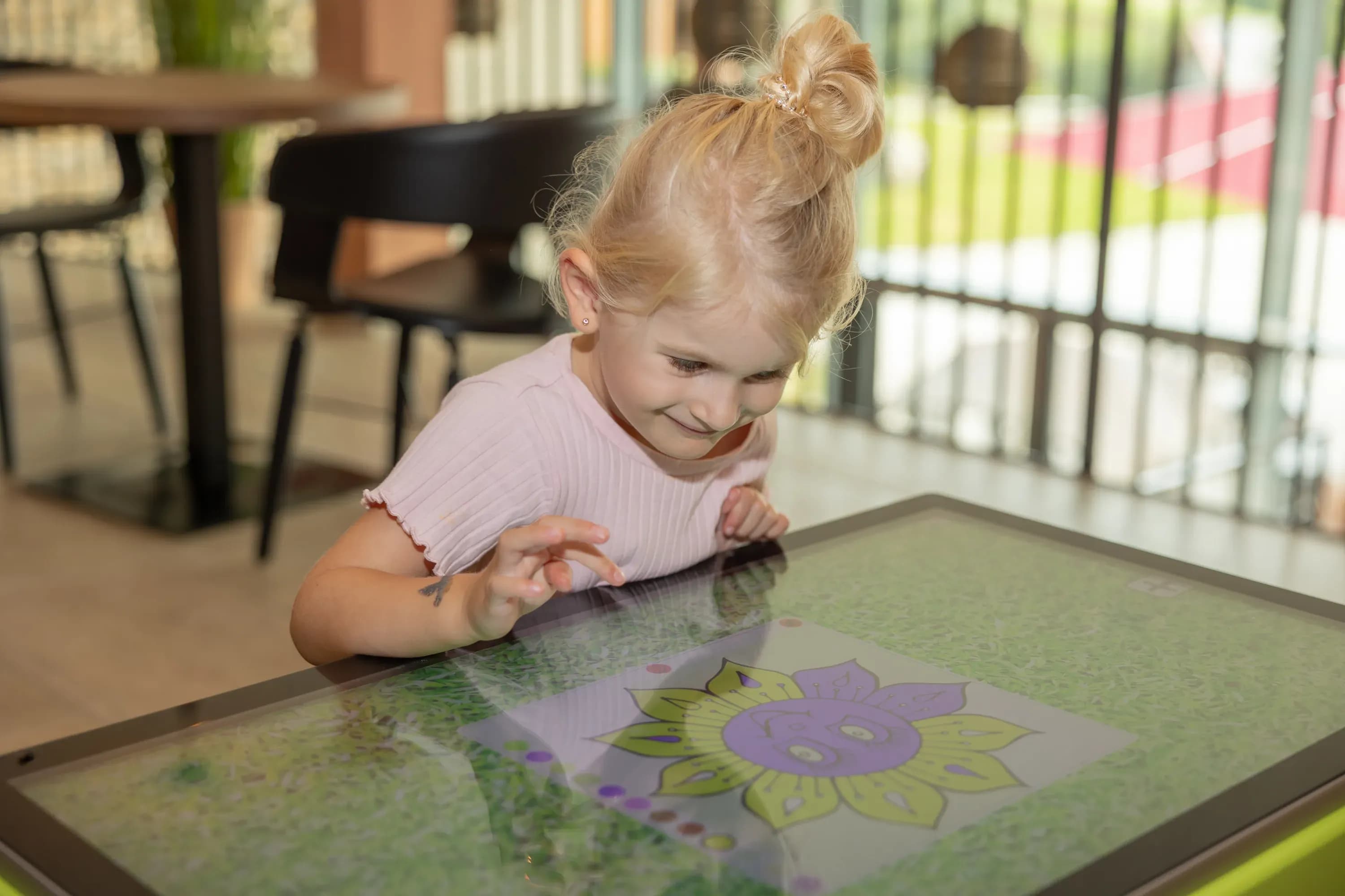 Kinder am neuen Interaktiven Spieltisch im Familienhotel Schreinerhof