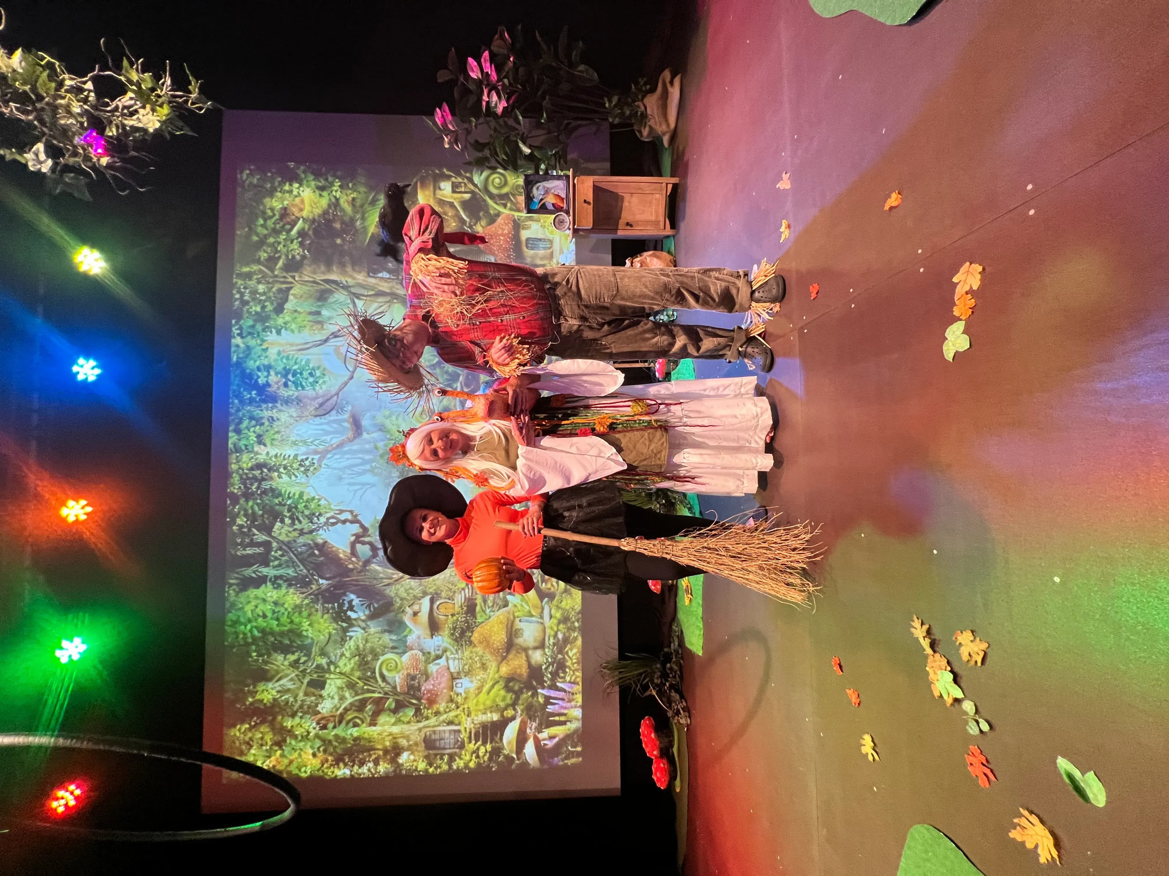 Kinder und Familien erleben die Herbst-Show „Der Zauberwald“ im Familienhotel Schreinerhof