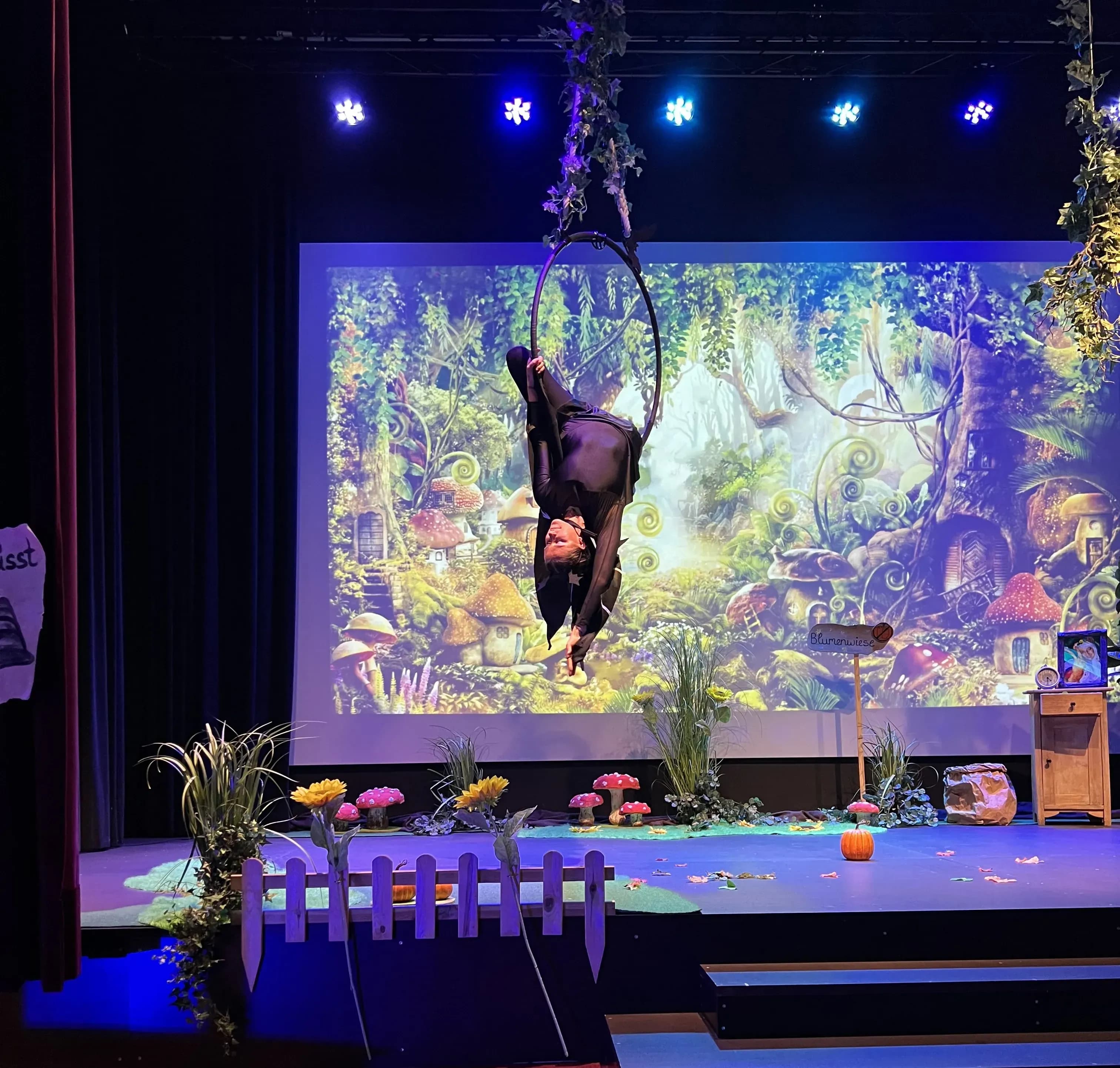 Kinder und Familien erleben die Herbst-Show „Der Zauberwald“ im Familienhotel Schreinerhof