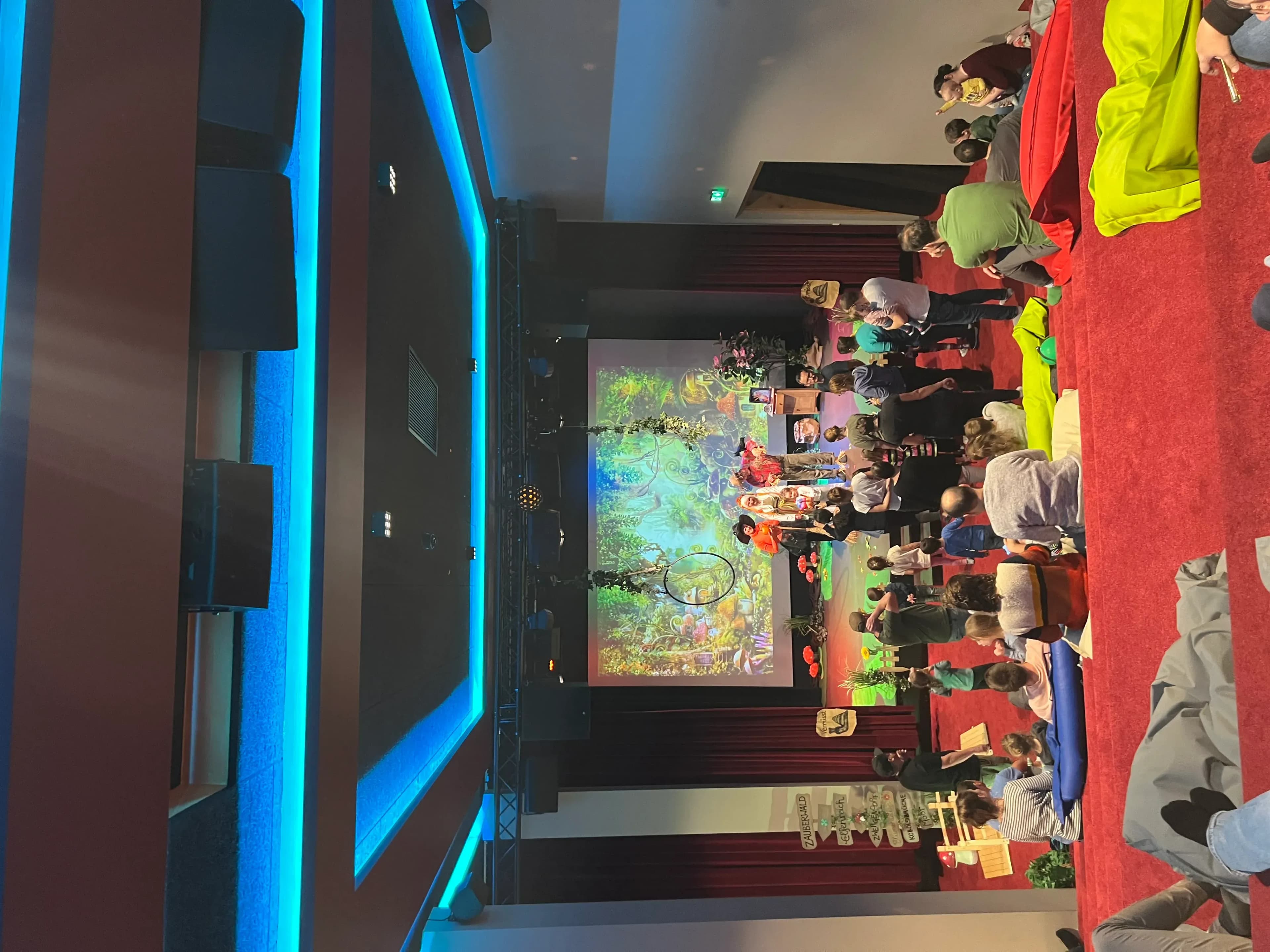 Kinder und Familien erleben die Herbst-Show „Der Zauberwald“ im Familienhotel Schreinerhof