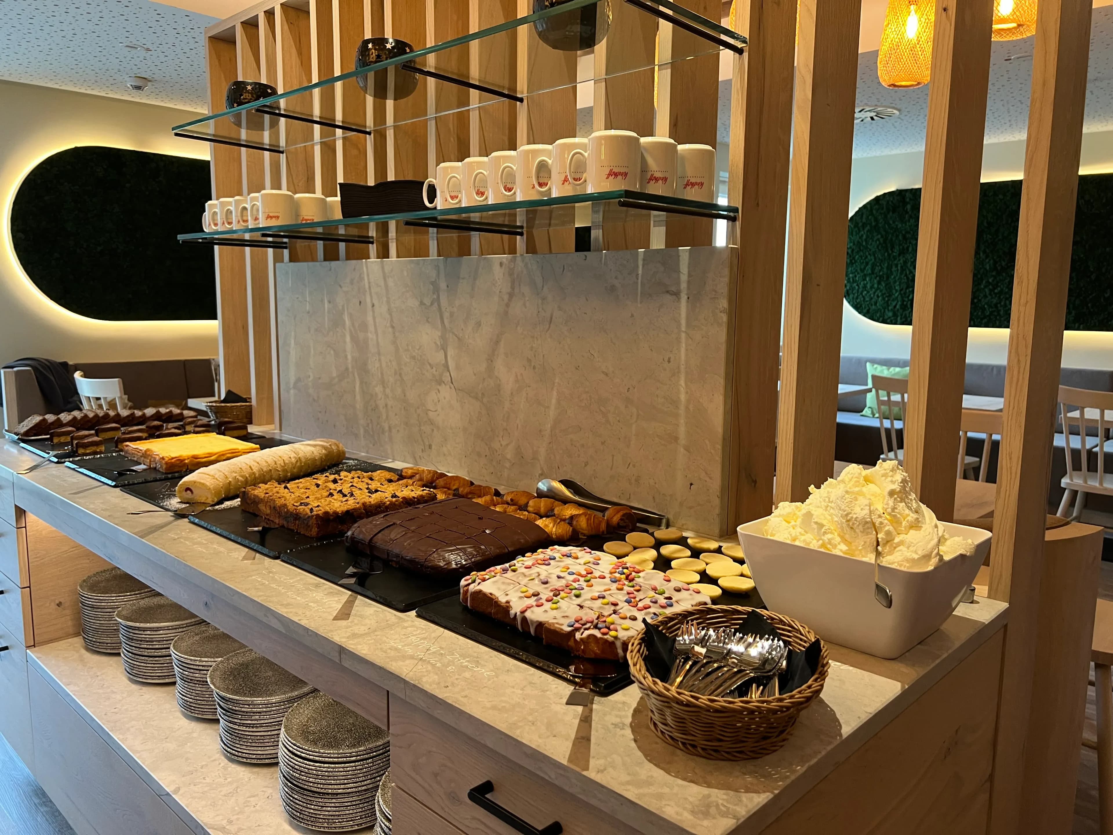 Gäste genießen All Inclusive Premium und Bademantelbistro im Familienhotel Schreinerhof