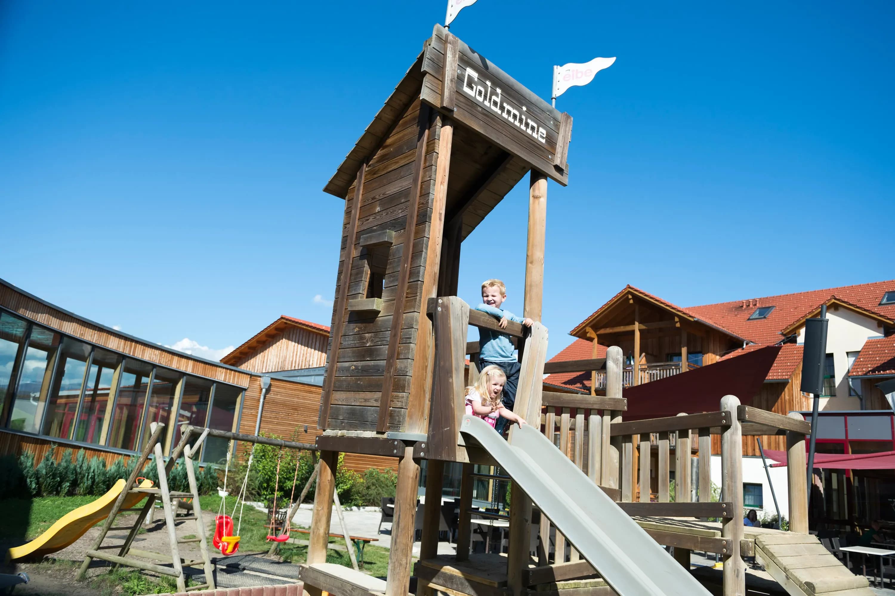 Familien genießen den Biergarten mit Spielbereich im Familienhotel Schreinerhof im Bayerischen Wald