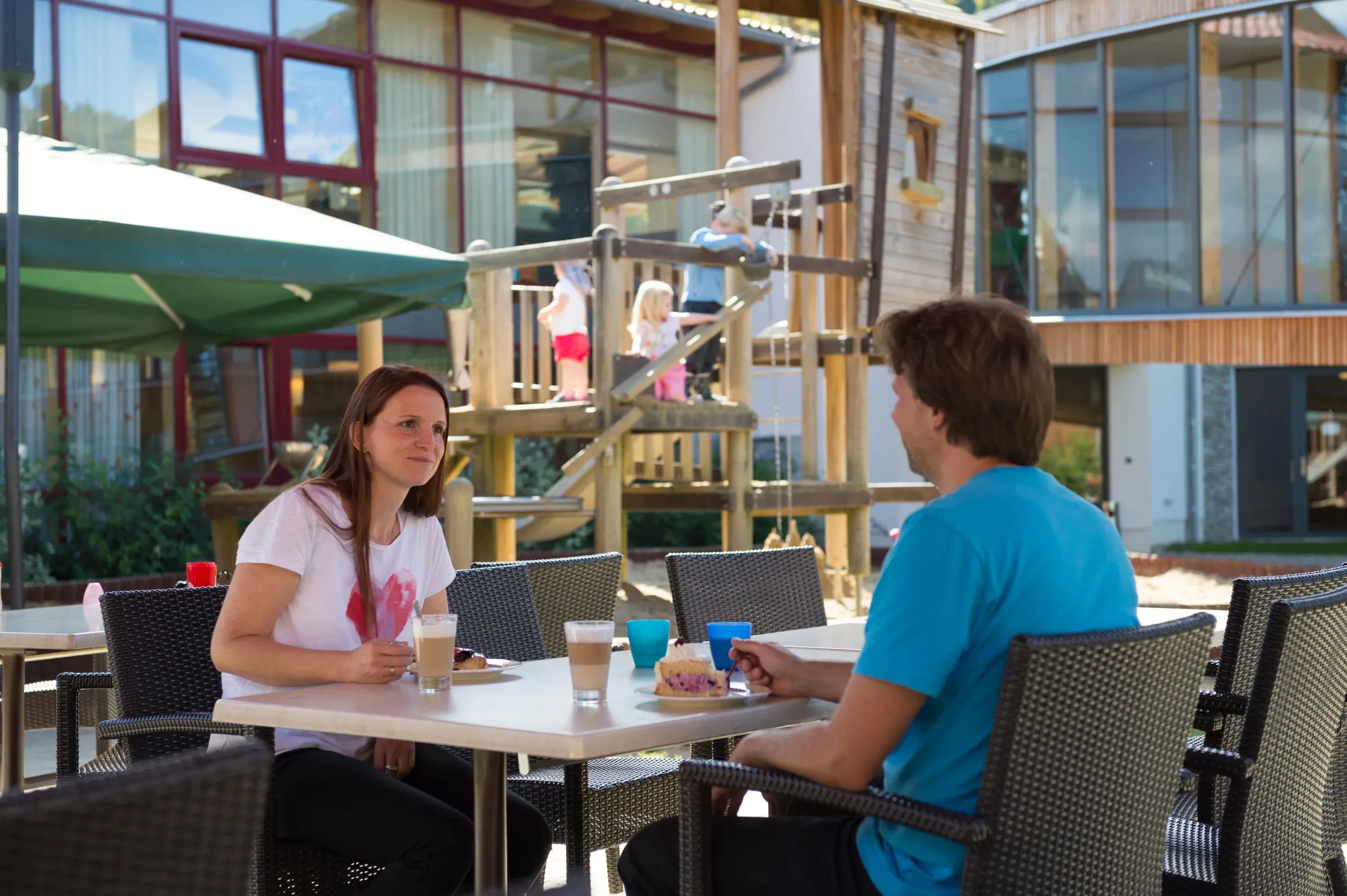Familien genießen den Biergarten mit Spielbereich im Familienhotel Schreinerhof im Bayerischen Wald