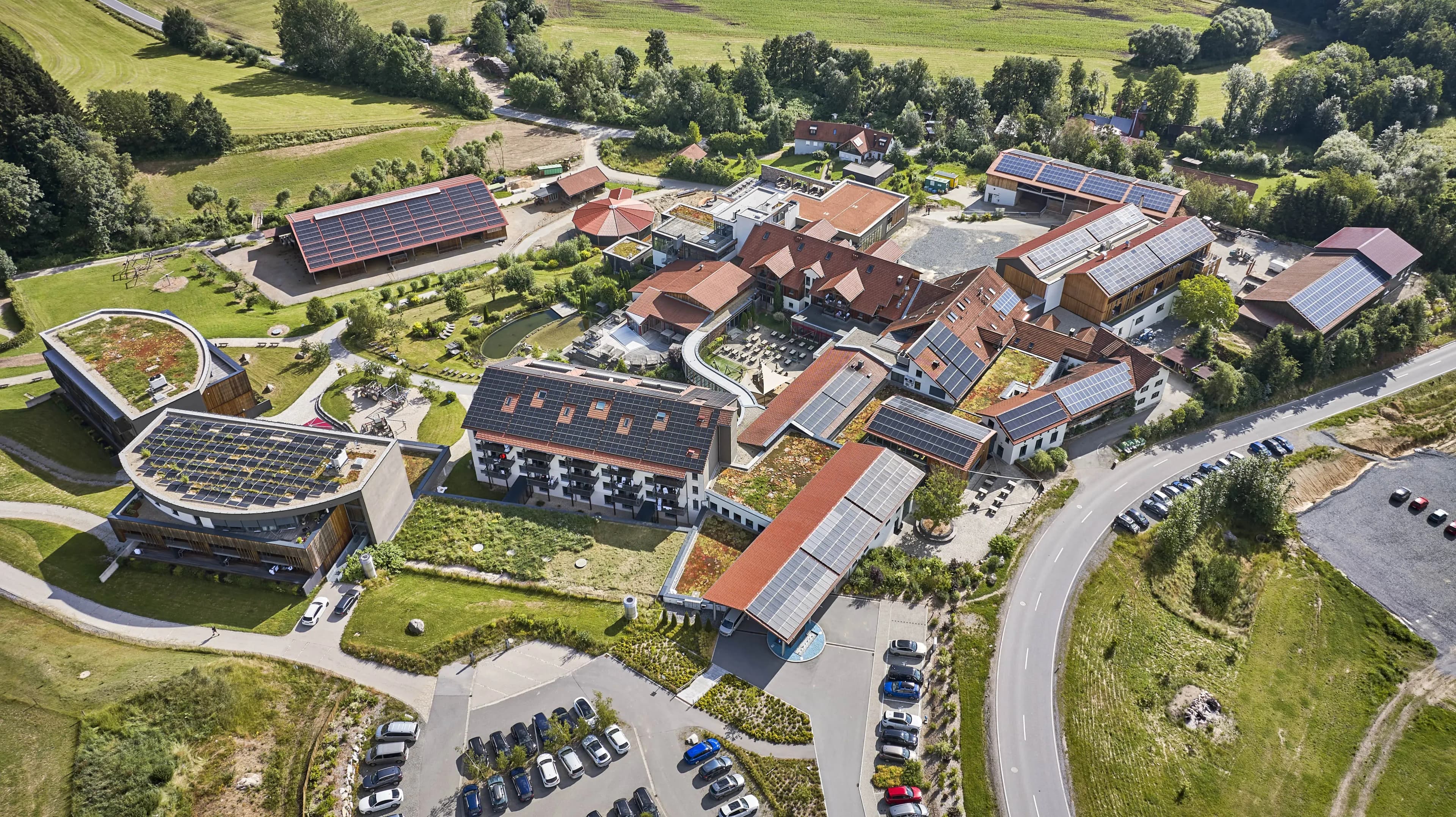 Außenansicht des 4 Sterne Superior Familienhotels Schreinerhof mit großzügigem Gelände im Bayerischen Wald