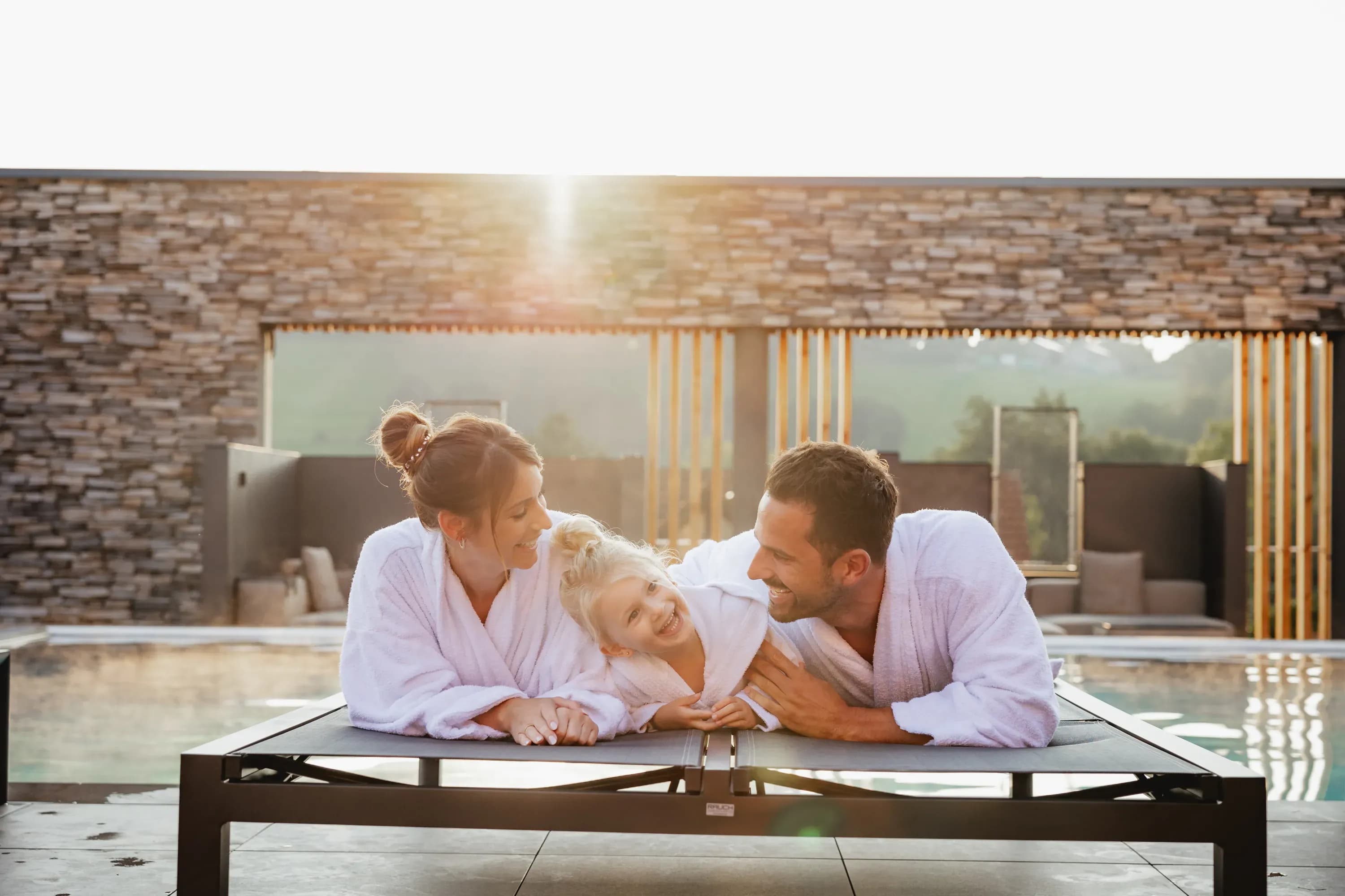 Eltern entspannen im Spa, während Kinder im Familienhotel Schreinerhof im Bayerischen Wald ihren Urlaub genießen.