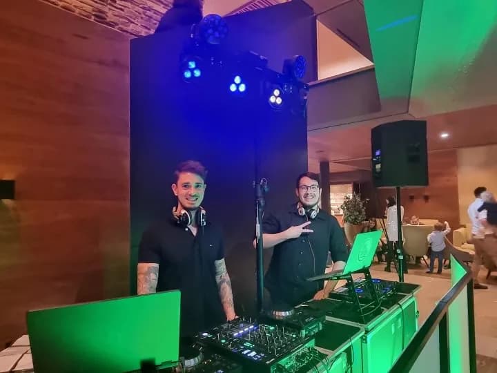 Silvesterfeier im Schreinerhof im Bayerischen Wald mit festlichem Galadinner, Fackelwanderung durch verschneite Landschaft und Feuerwerk. 2