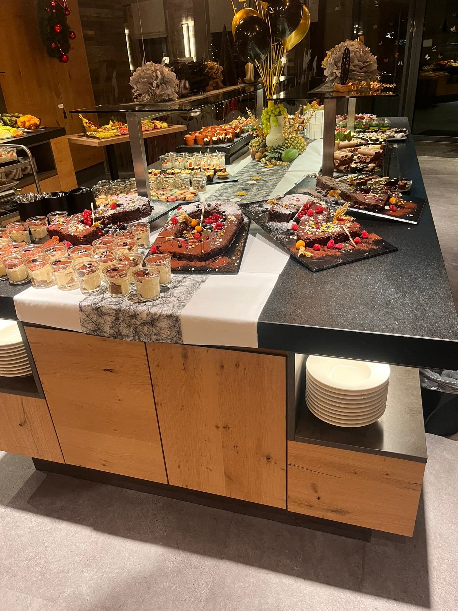 Silvesterfeier im Schreinerhof im Bayerischen Wald mit festlichem Galadinner, Fackelwanderung durch verschneite Landschaft und Feuerwerk.