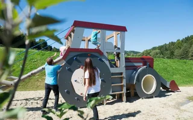 Kinderhotel mit Outdoor-Spielplatz und Kartbahn im Bayerischen Wald