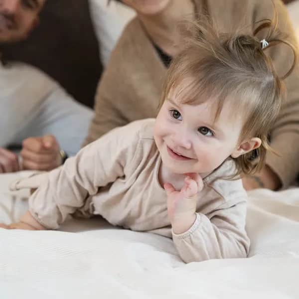 Eltern mit Baby entspannen im Familienhotel Schreinerhof im Bayerischen Wald – ideal für einen sorgenfreien Urlaub mit Baby.