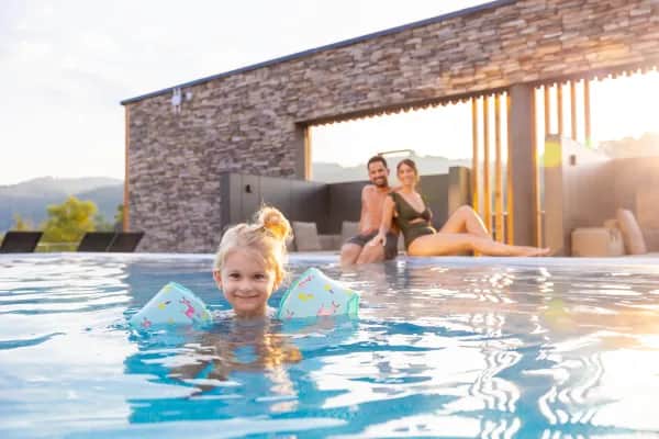 Familienurlaub mit Infinity-Pool und Panorama-Wellness in Süddeutschland