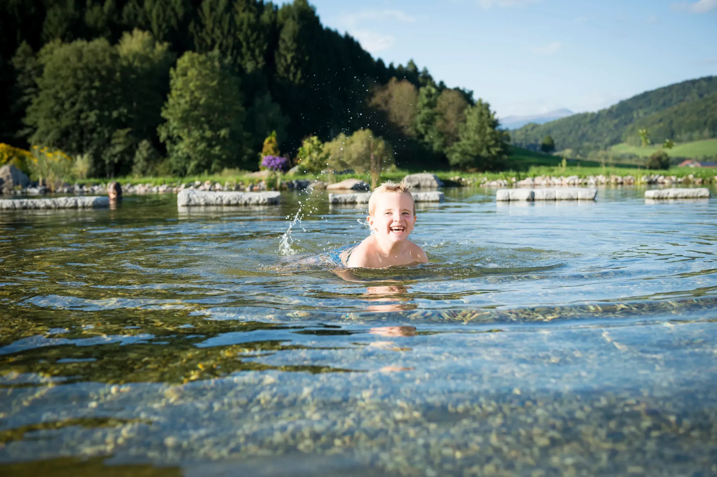 Babyhotel mit liebevoll gestaltetem Planschbereich im Grünen