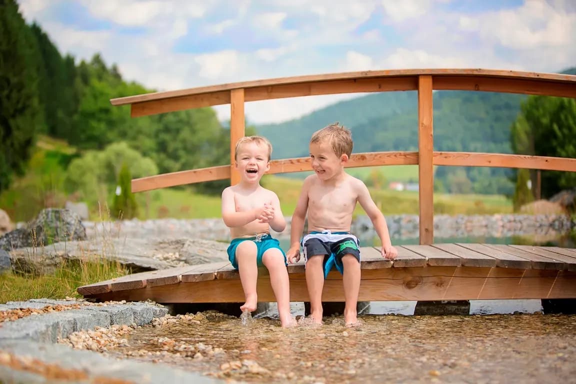 Zwei Jungen am Naturteich des Familienhotel Schreinerhof