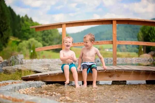 Zwei Jungen am Naturteich des Familienhotel Schreinerhof