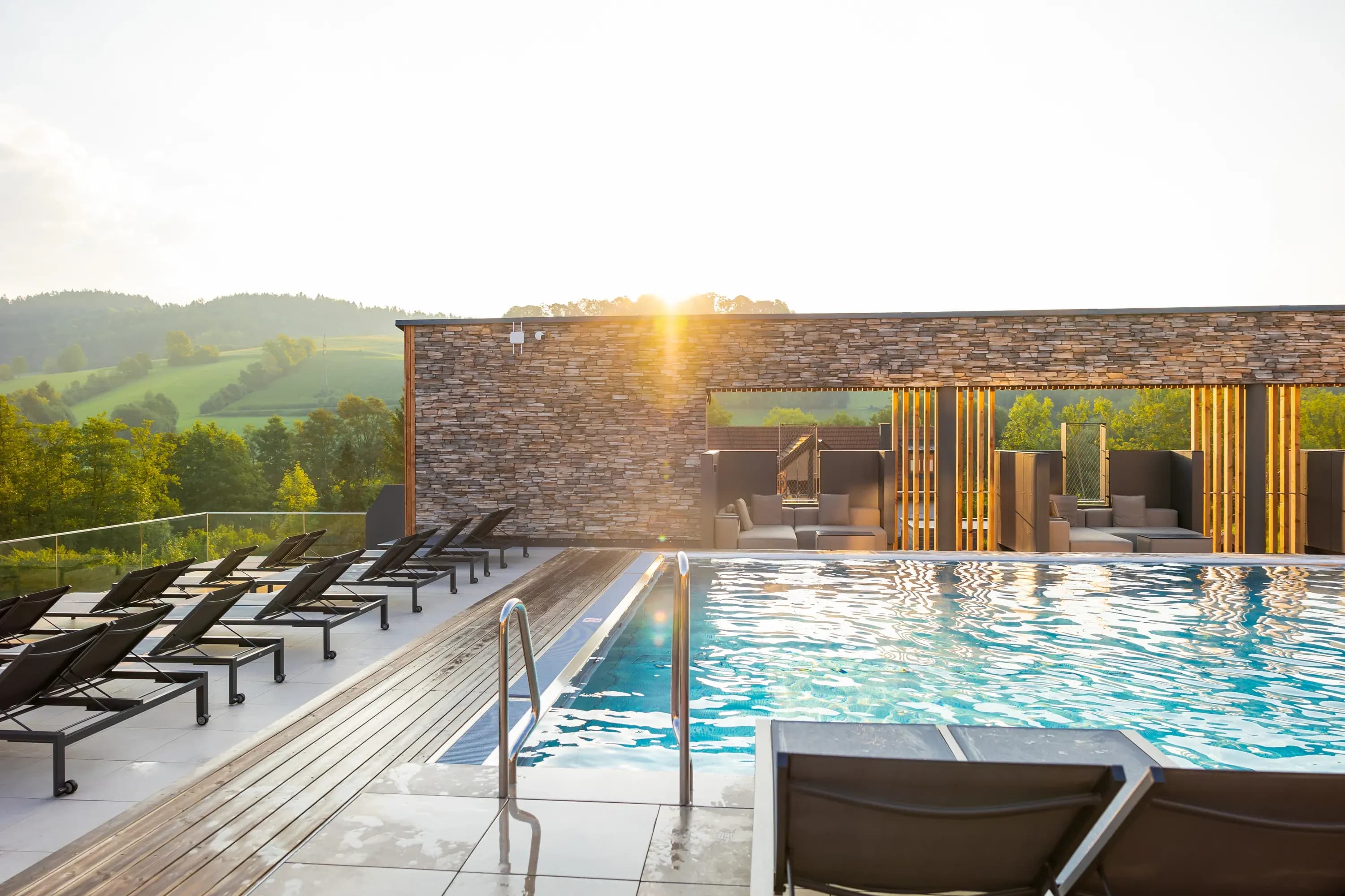 Kinder planschen im 5.000 m² großen Aqua Park des Familienhotels Schreinerhof