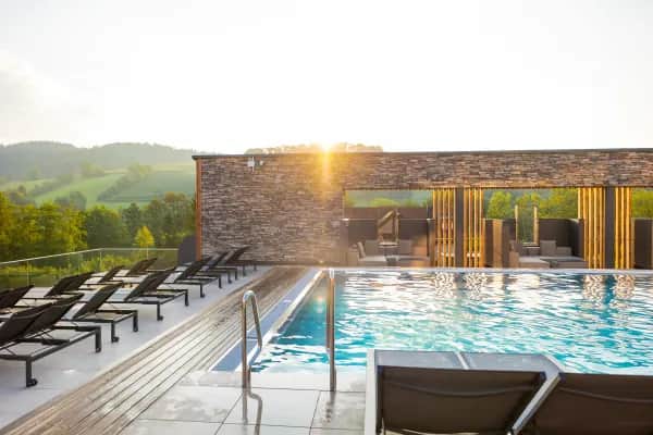 Schöner Blick auf den Skypool im Familienhotel Schreinerhof im Bayerischen Wald