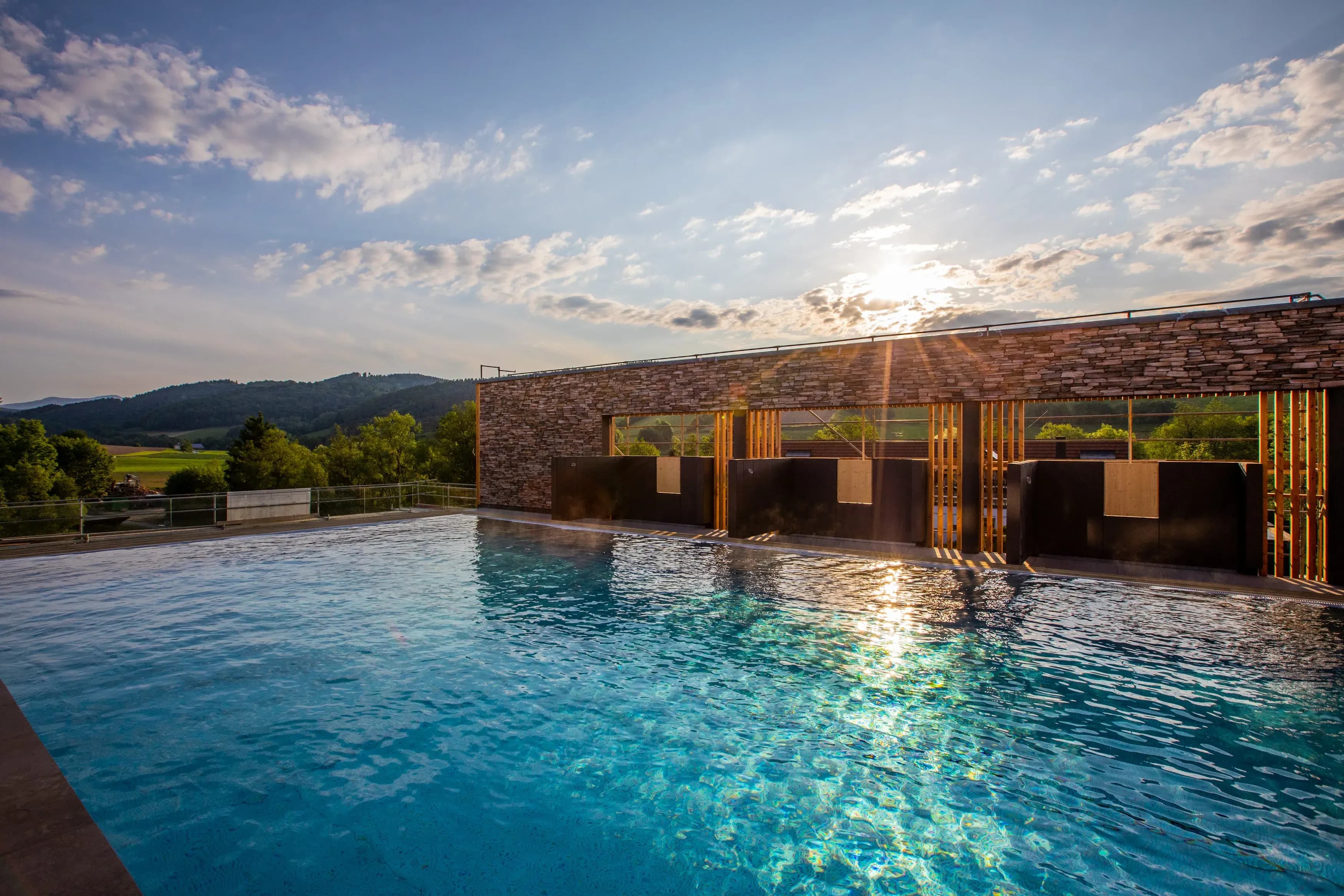 Familienurlaub mit Infinity-Pool und Panorama-Wellness in Süddeutschland