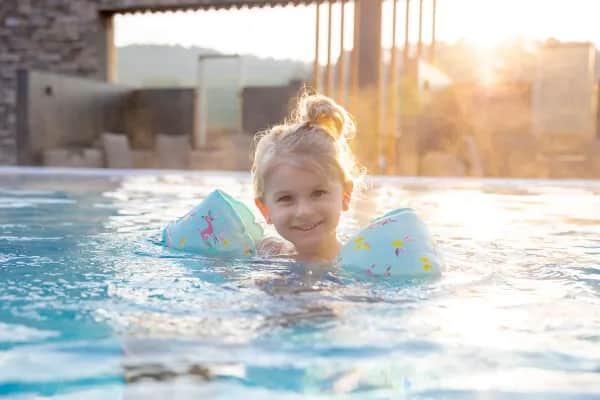 Familienurlaub im Schreinerhof: Schwimmkurse und kinderfreundliche Animation im Bayerischen Wald für unvergessliche Erlebnisse.