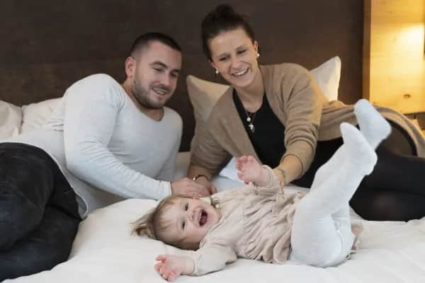 Zertifizierte Babybetreuung im Kinderhotel Schreinerhof – Geborgenheit und unvergessliche Momente für Babys und Eltern im Bayerischen Wald.