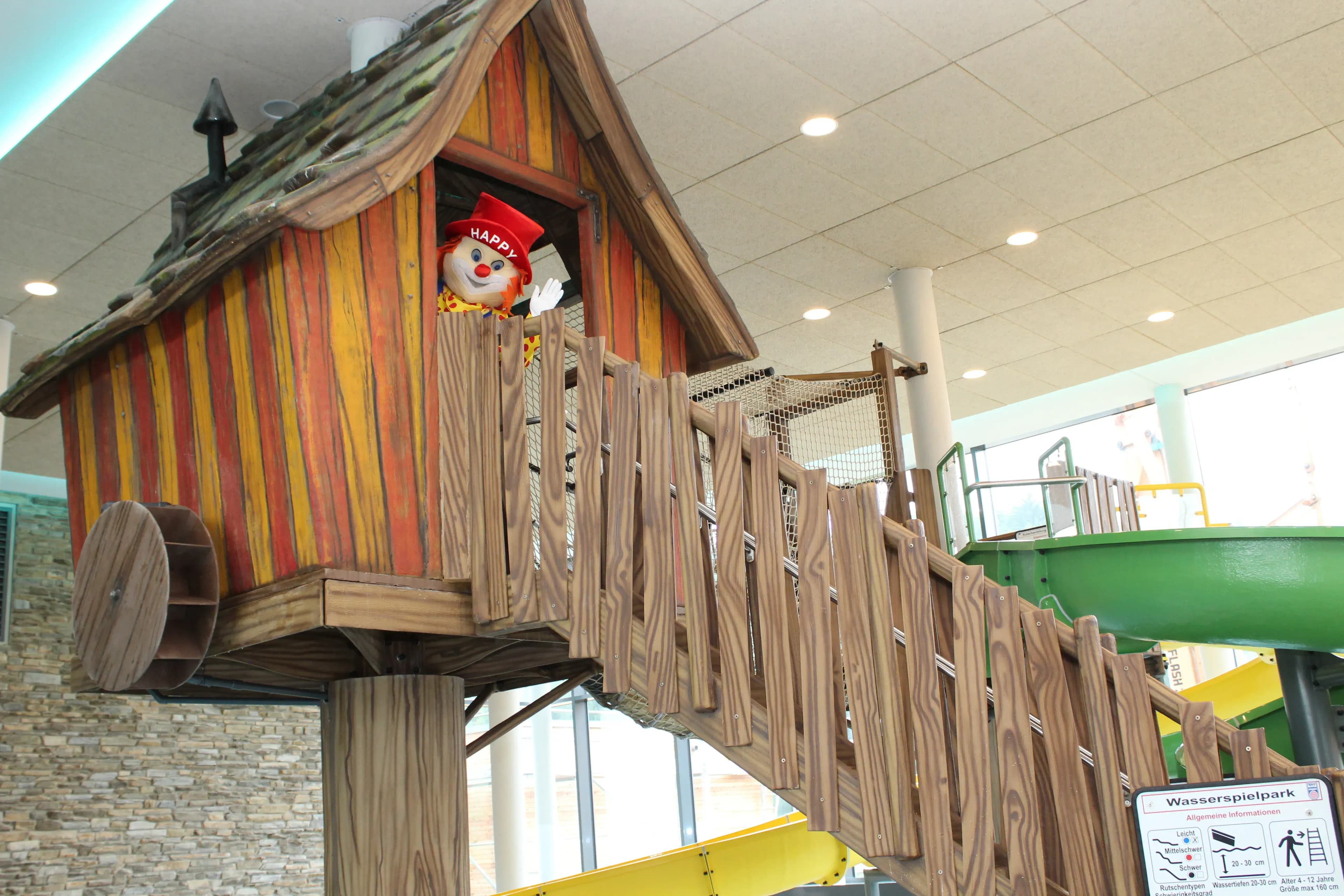 Kinder genießen das tägliche Animationsprogramm im Schreinerhof, einem Familienparadies im Bayerischen Wald mit kreativen Aktivitäten und unvergesslichen Erlebnissen.