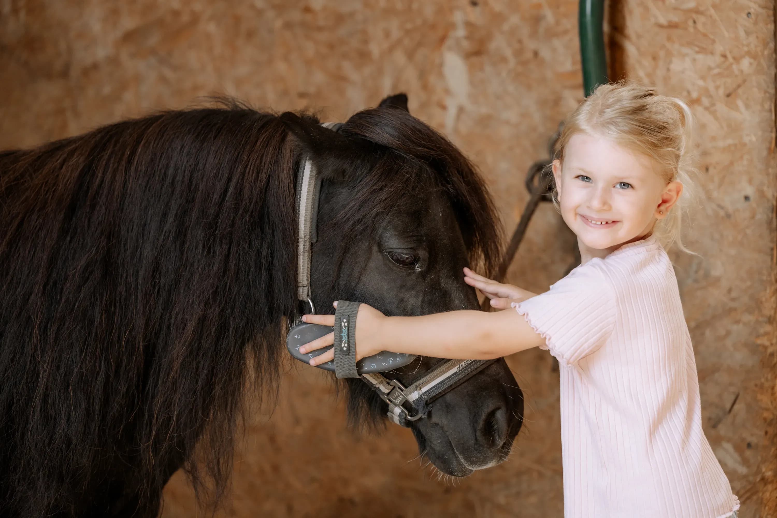 Reiterferien mit Herz – Familienhotel mit Ponyreiten in Bayern
