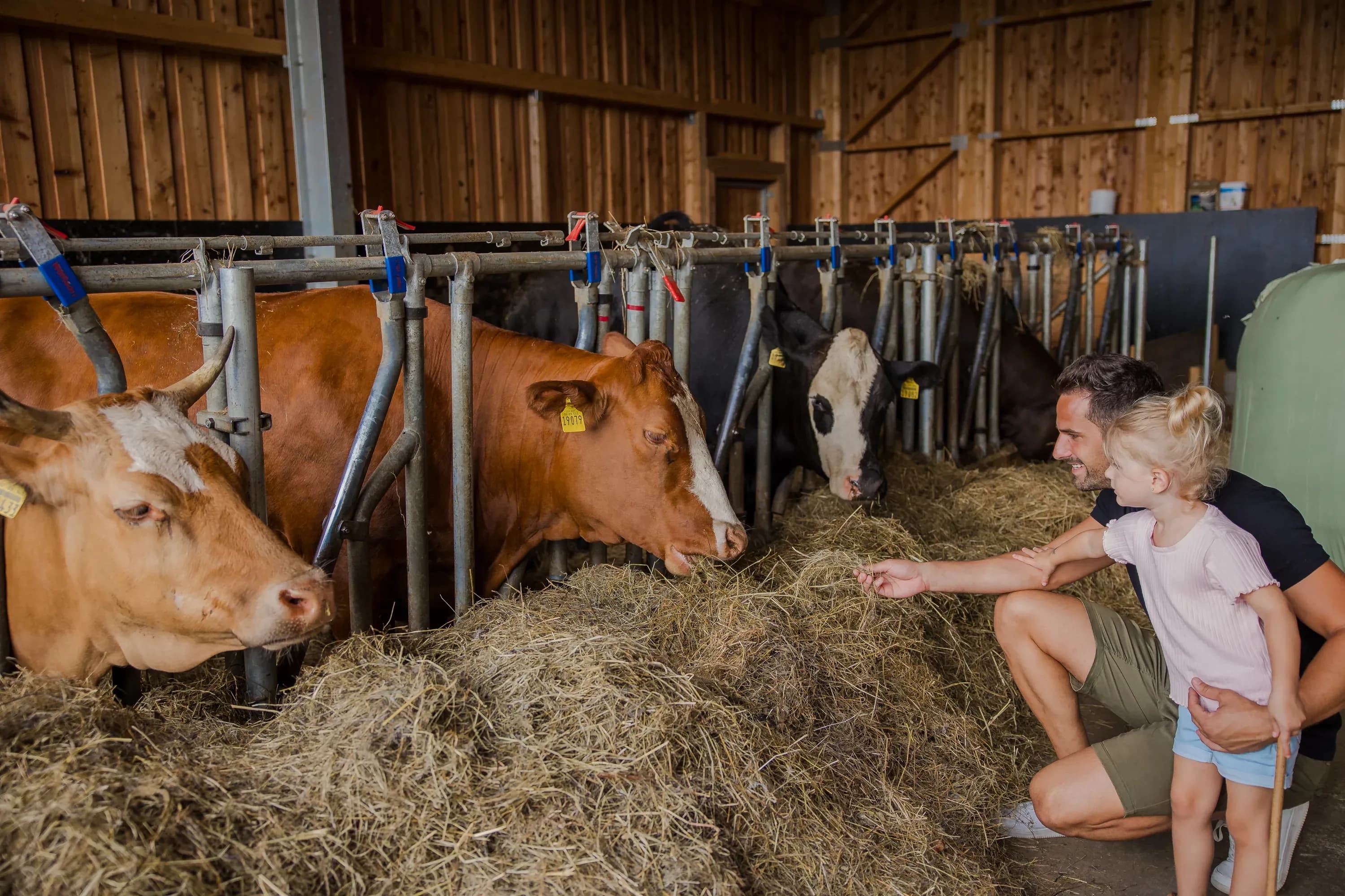 Familie beim Sommerurlaub im Juni im Familienhotel Schreinerhof im Bayerischen Wald