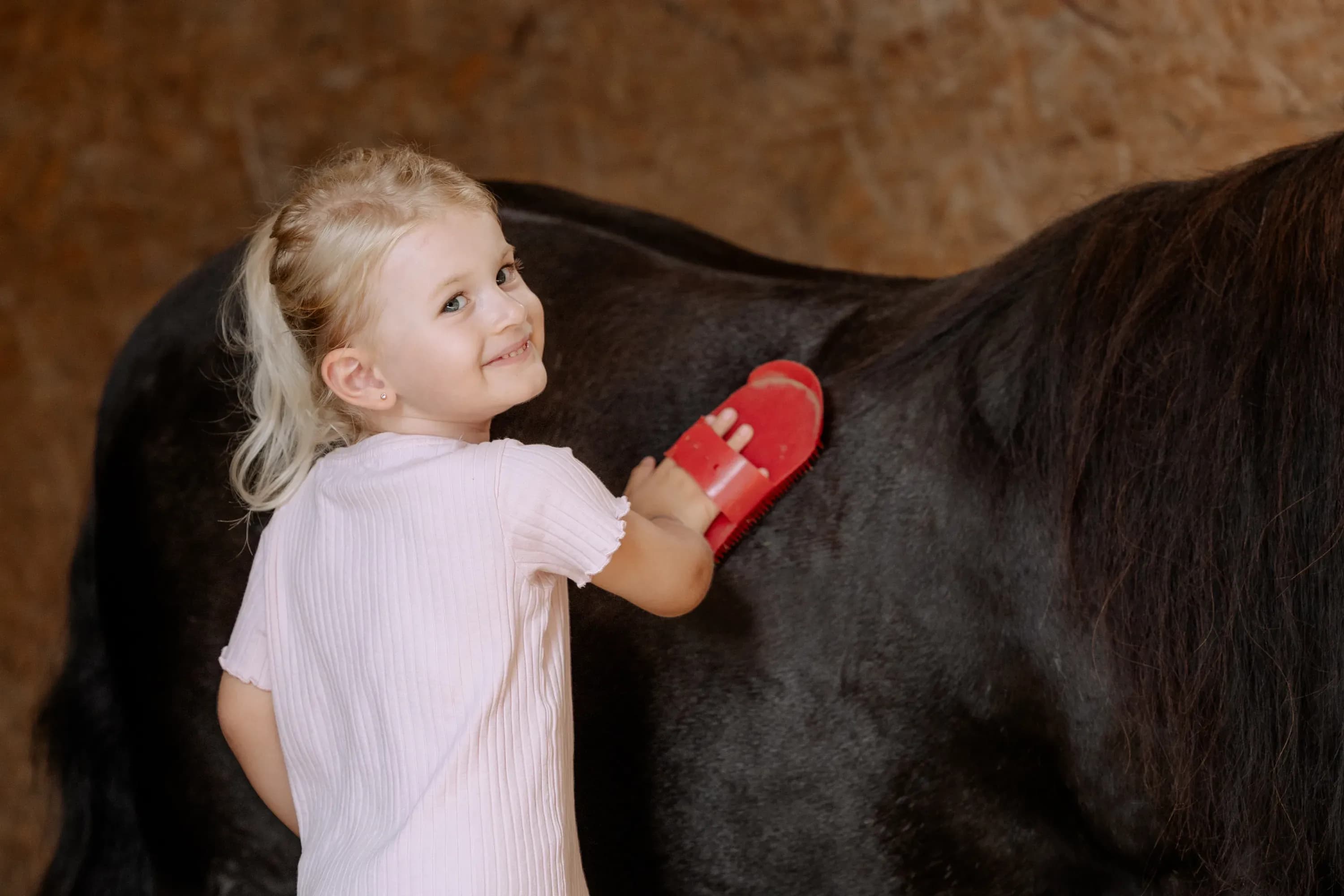Mädchen beim Ponyreiten im Familienhotel Schreinerhof