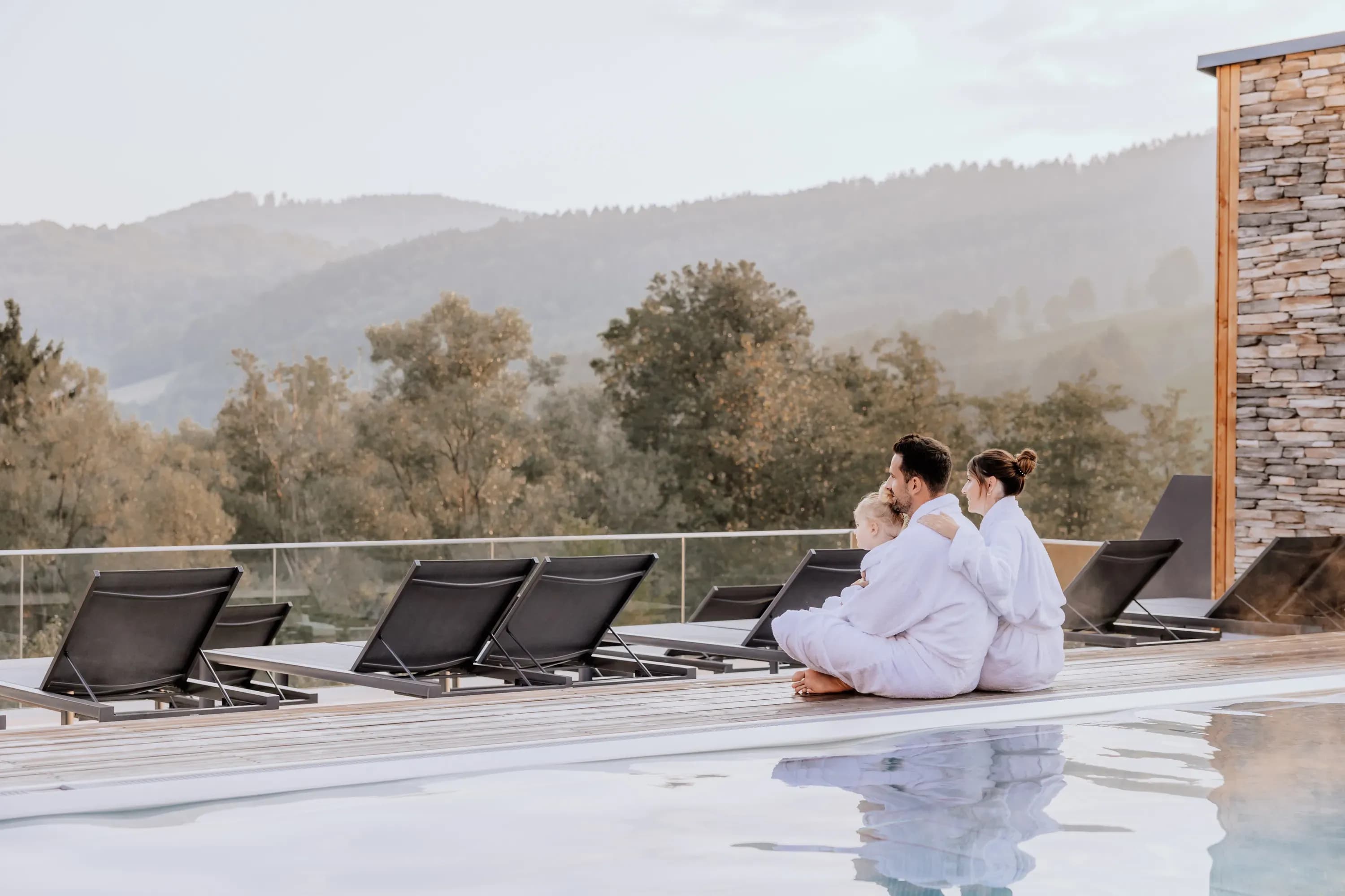 Familie entspannt im Spa-Bereich des Familienhotels Schreinerhof im Bayerischen Wald.