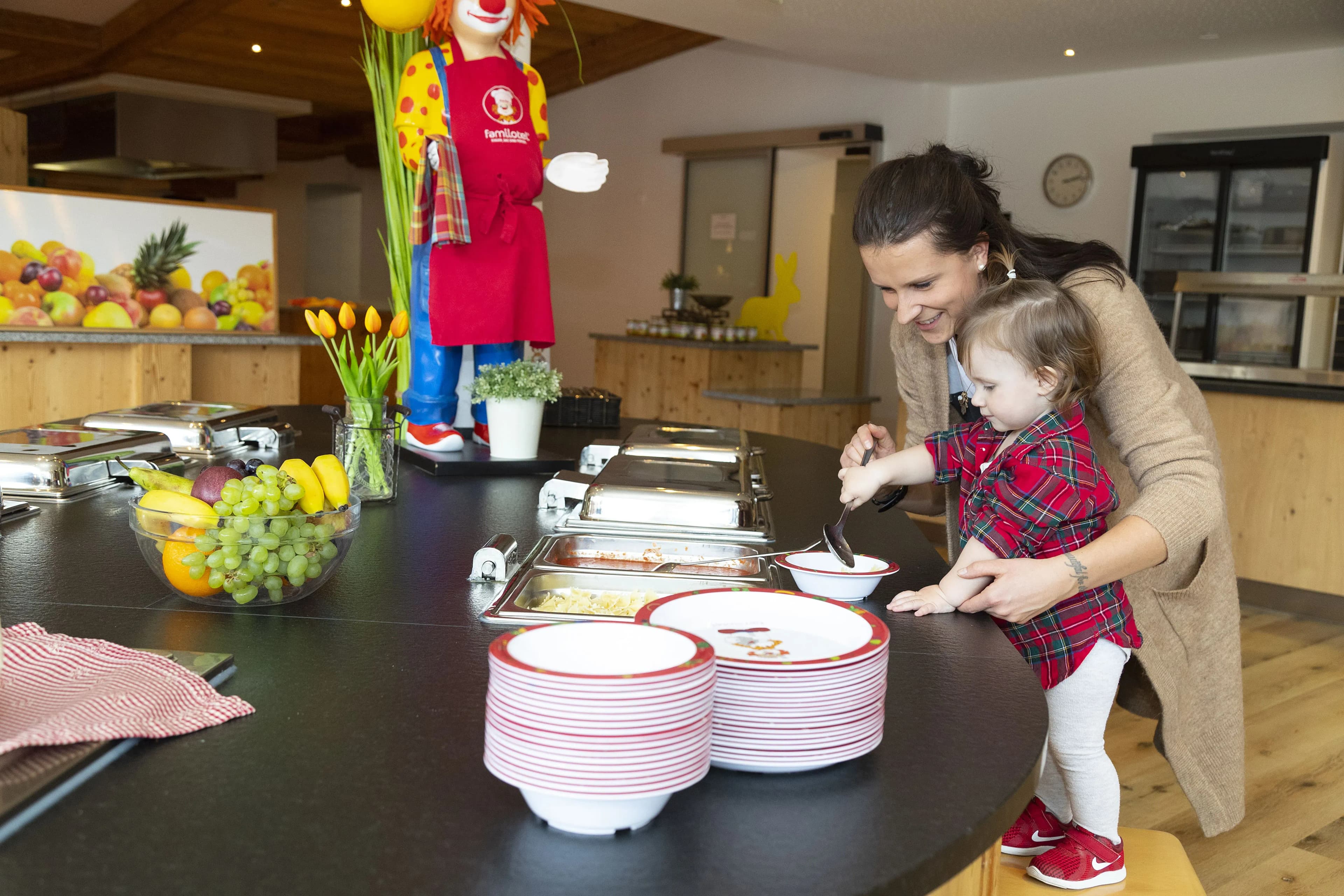 Mama mit Kind am Kinderbuffett im Schreinerhof