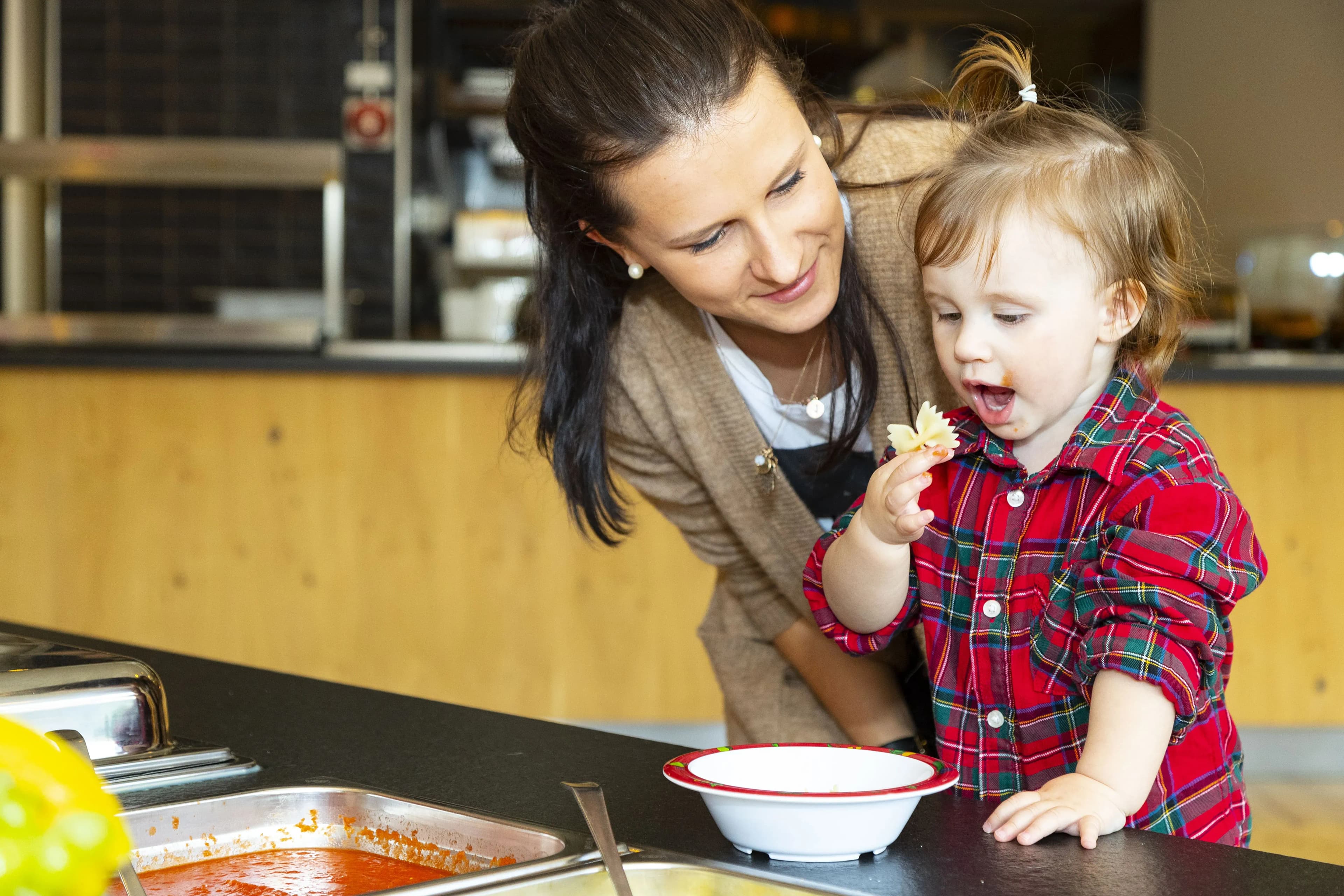 Kleinkind am Babybuffet im Schreinerhof