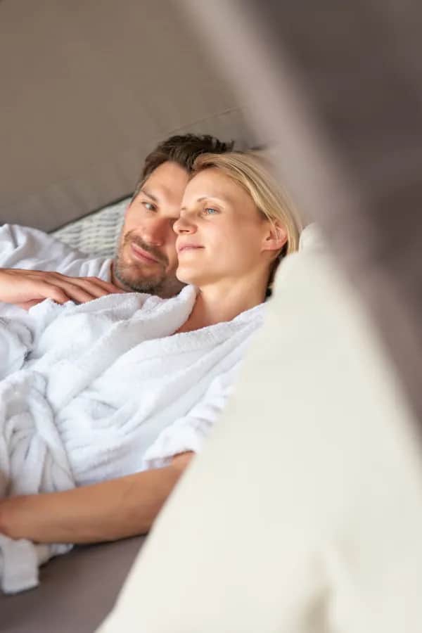 Entspannte Eltern im Wellnessbereich