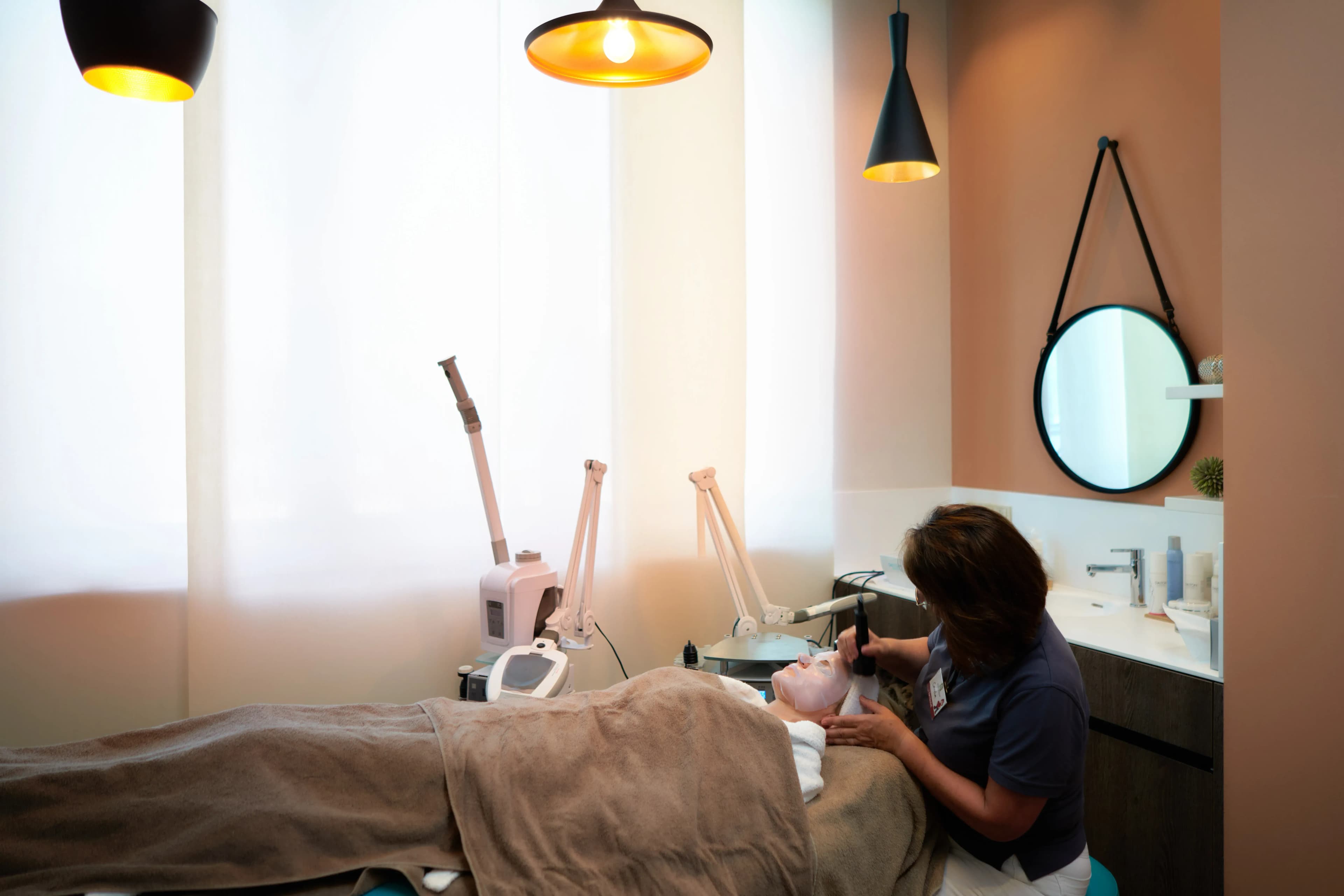 Gesichtsanwendung im Wellnessbereich Schreinerhof