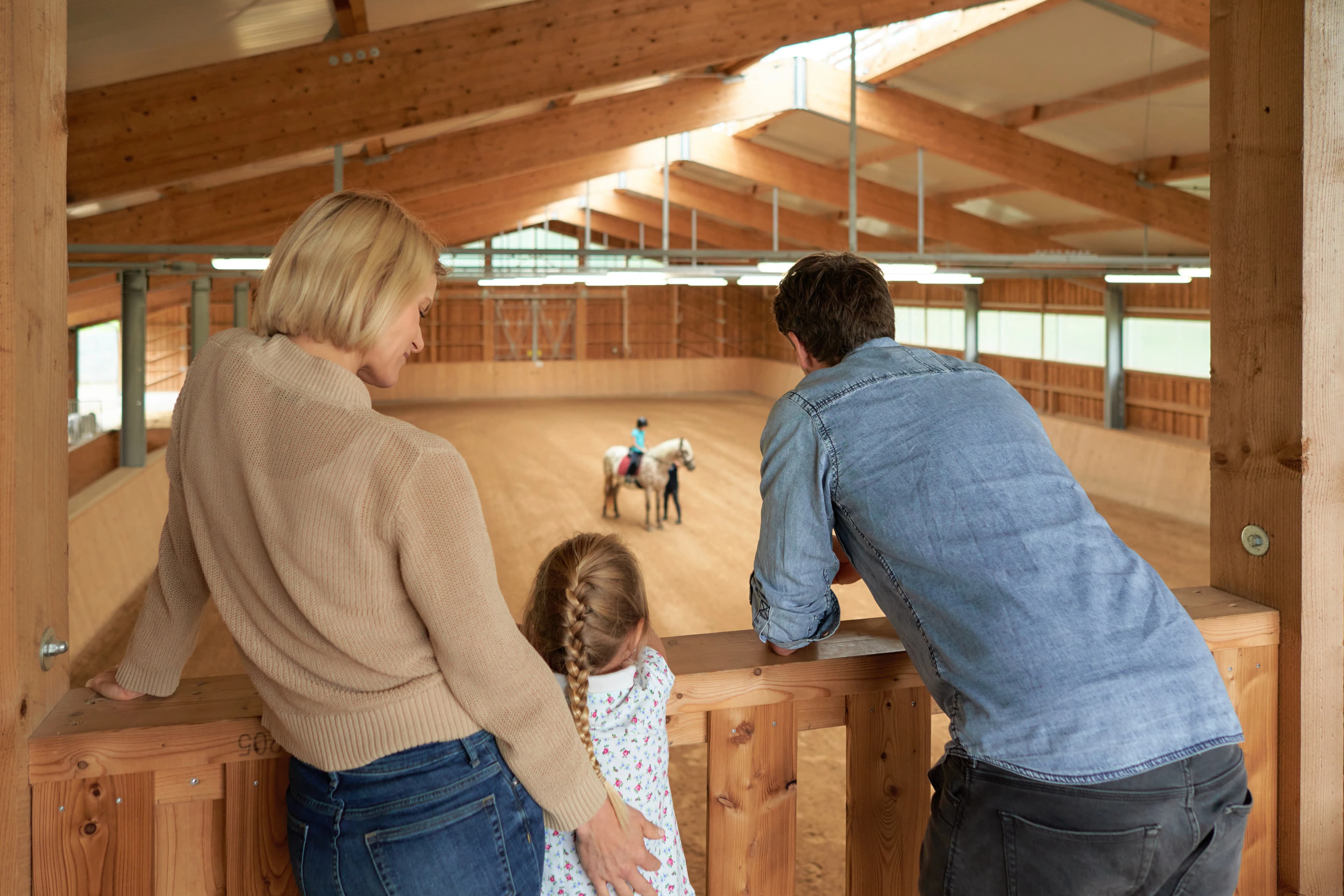Familie in der hauseigenen Reithalle des Familienhotel Schreinerhof