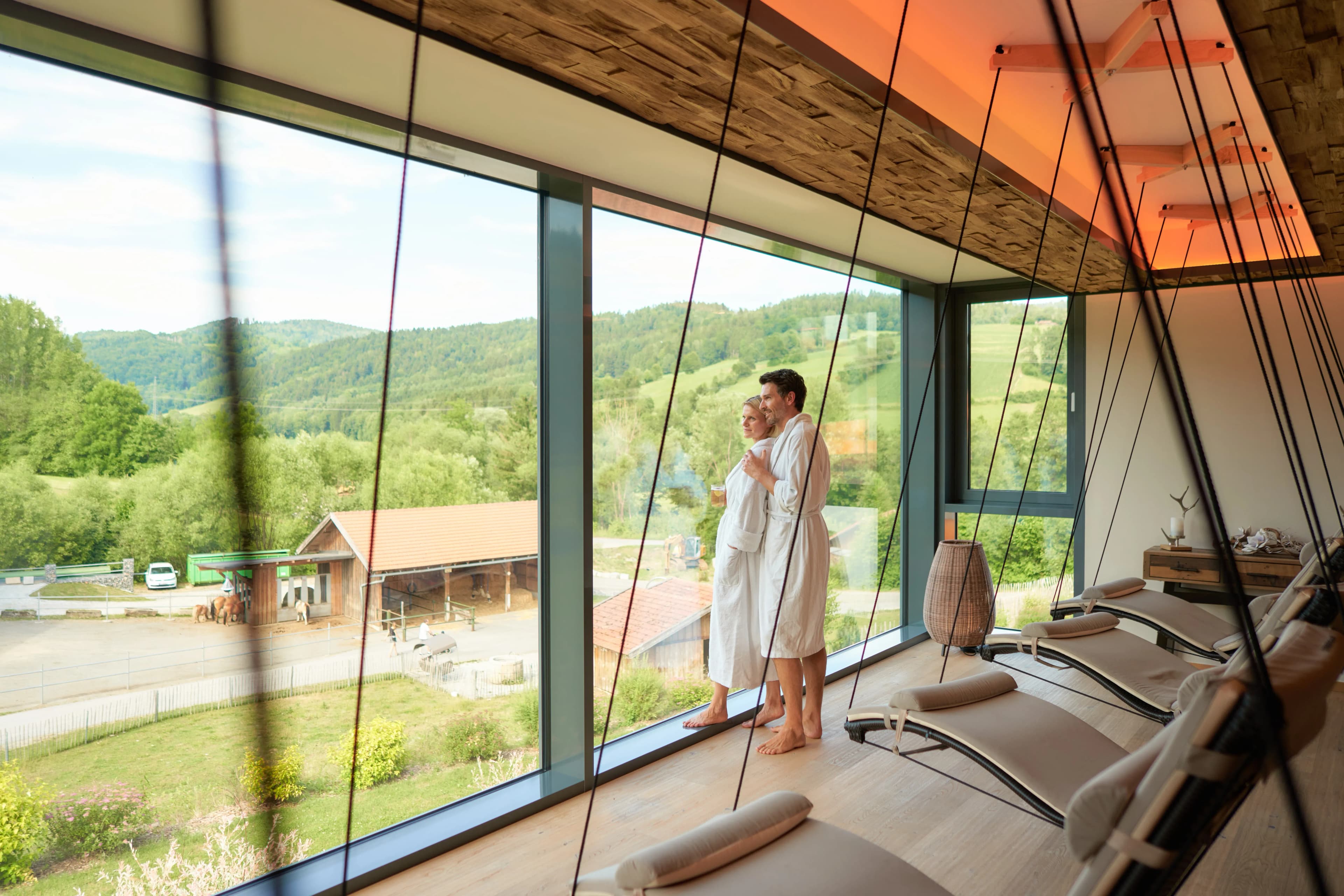 Glückliches Paar im Wellnessbereich des Schreinerhofs