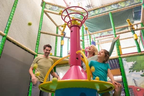 Glückliche Familie im Indoor-Spielbereich des Familienhotel Schreinerhof