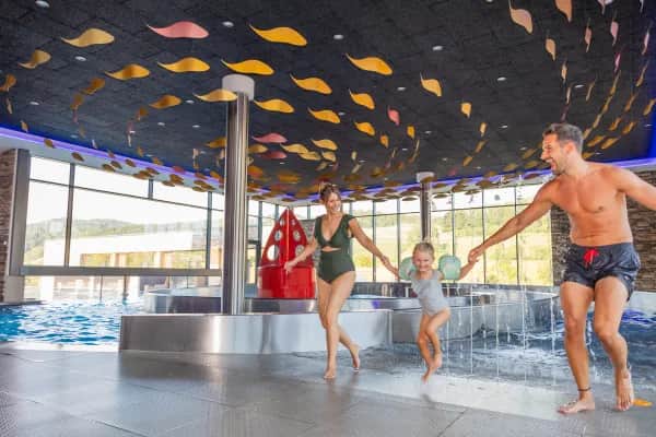 Kinder planschen im 5.000 m² großen Aqua Park des Familienhotels Schreinerhof